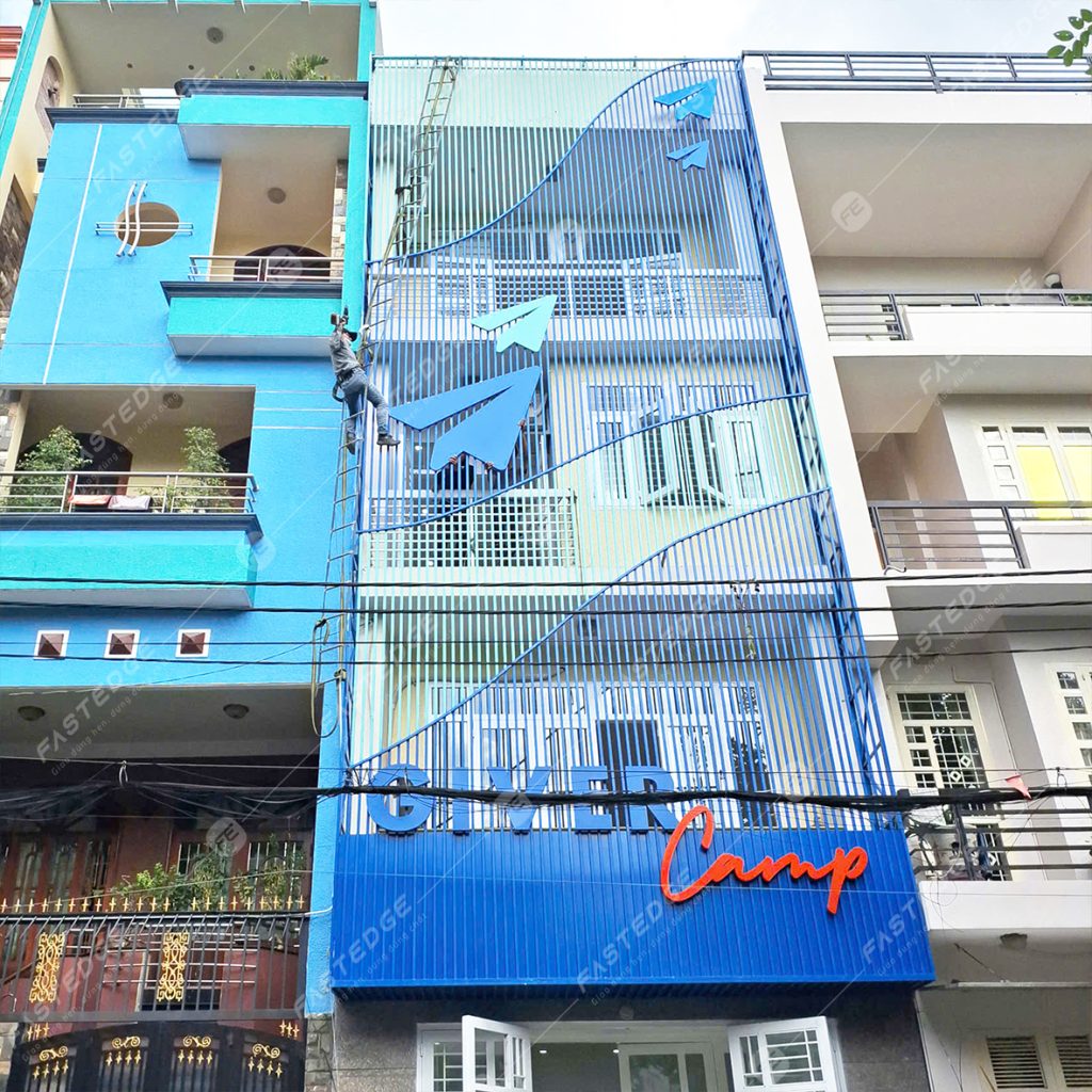 thi công mặt dựng lam sắt, thi công facade sắt, thi công mặt tiền thương hiệu, thi công lam sắt sơn tĩnh điện.